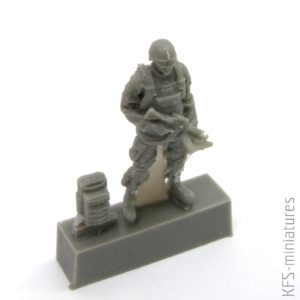 1/72 Two Kneeling Soldiers and Commanding Officer, US Army - CMK